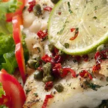Filete de pescado con salsa al limón y alcaparras Filete de pescado con salsa al limón y alcaparras