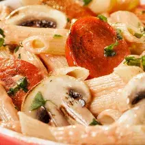 Pasta Penne con salchichas guisadas y hongos Pasta Penne con salchichas guisadas y hongos