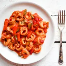 Tortelini a la crema de tomate y tocino Tortelini a la crema de tomate y tocino