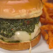 HAMBURGUESA CON POLLO AL PESTO HAMBURGUESA CON POLLO AL PESTO
