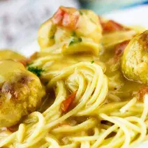 Espaguetis con albóndigas de pollo Espaguetis con albóndigas de pollo