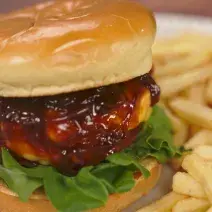Hamburguesa de pollo bbq con cebolla caramelizada Hamburguesa de pollo bbq con cebolla caramelizada