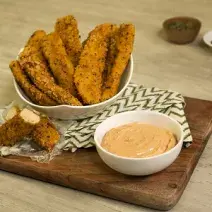 Tiras crujientes de pollo con dip de chipotle Tiras crujientes de pollo con dip de chipotle