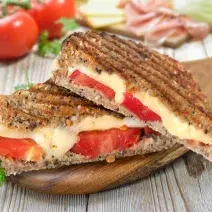Sándwich de Queso con Tomate Sándwich de Queso con Tomate