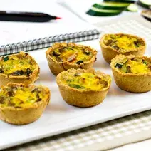 Canastas de Huevo y Vegetales con Queso Canastas de Huevo y Vegetales con Queso