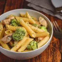 Pasta con Pollo y Brócoli Pasta con Pollo y Brócoli