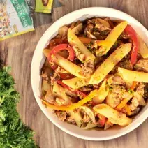 Pasta con vegetales salteados y atún Pasta con vegetales salteados y atún